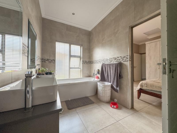 MODERN LIVING WITH QUALITY FINISHES – PRIVATE & SECURE!