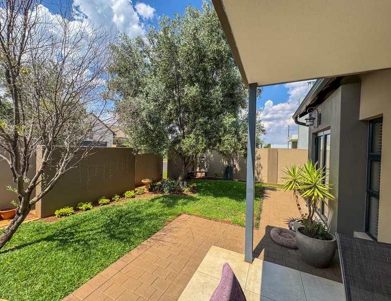MODERN LIVING WITH QUALITY FINISHES – PRIVATE & SECURE!