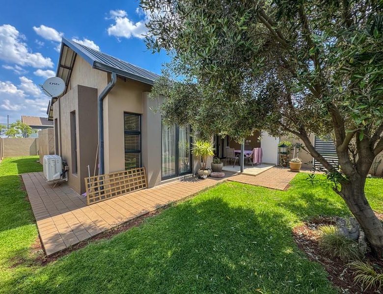 MODERN LIVING WITH QUALITY FINISHES – PRIVATE & SECURE!