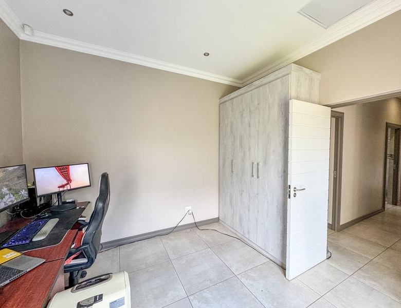 MODERN LIVING WITH QUALITY FINISHES – PRIVATE & SECURE!