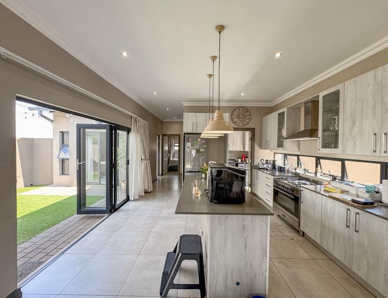 MODERN LIVING WITH QUALITY FINISHES – PRIVATE & SECURE!