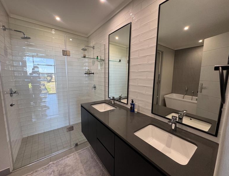 Lovely 2 Bed Luxury Apartment Available for Rental -Golf Course View